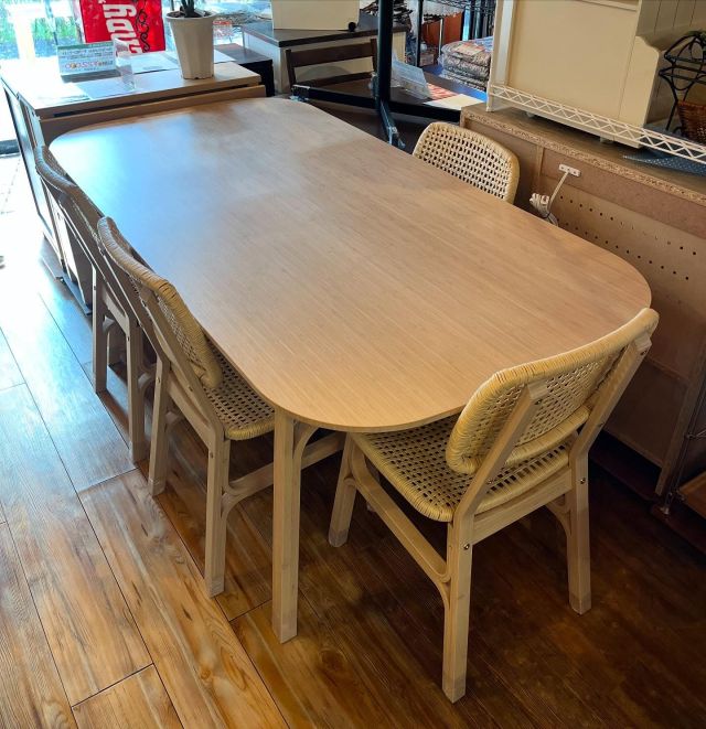 .
本日も通常通り営業中です！

【 中古 家具 】
IKEA ダイニング5点セットヴォックスローヴ

2024年購入の品、気のなるような傷汚れなく大変綺麗です

テーブルサイズ:W1800×D900×H750㎜

当店販売価格 :¥33,000円 (税込) .
ユーズドショップ クラウド 横浜都筑店(販売終了後も更新は致しませんのでご了承下さい)

◾️配達できます◾️
【1,100円地域】都筑区、青葉区、緑区、宮前区、他
【2,200円地域】神奈川区、鶴見区、高津区、中原区、他
【5,500円地域】磯子区、相模原市一部地域、大和市、世田谷区、調布市、他
※大型家具や家電品など1点でも複数点でも料金は変わりません
※他地域でもご相談ください

◼️家具 買取り致します◼️.
横浜市、川崎市、東京都内一部地域、その他近郊地域出張無料にてお伺い致します

#リサイクル#リサイクルショップ#リサイクルショップ横浜#リサイクルショップクラウド#都筑区#横浜#買取り#出張買取り#中古販売#リサイクルショップクラウド横浜都筑店#IKEA#イケア#ダイニングセット#食卓#テーブル#椅子#ヴォックスローヴ#綺麗な中古家具#家具買取りサービス