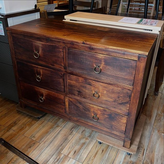 .
本日も通常通り営業中です！

【 中古 家具 】
Alam Sari Furniture チーク材ローチェスト

横浜のアジアン家具雑貨店「ループ」の製品です。天板などに多少のシミや色抜けがありますが状態良好です

サイズ:W1000×D400×H720㎜

当店販売価格 :¥22,000円 (税込) .
ユーズドショップ クラウド 横浜都筑店(販売終了後も更新は致しませんのでご了承下さい)

◾️配達できます◾️
【1,100円地域】都筑区、青葉区、緑区、宮前区、他
【2,200円地域】神奈川区、鶴見区、高津区、中原区、他
【5,500円地域】磯子区、相模原市一部地域、大和市、世田谷区、調布市、他
※大型家具や家電品など1点でも複数点でも料金は変わりません
※他地域でもご相談ください

◼️家具 買取り致します◼️.
横浜市、川崎市、東京都内一部地域、その他近郊地域出張無料にてお伺い致します

#リサイクル#リサイクルショップ#リサイクルショップ横浜#リサイクルショップクラウド#都筑区#横浜#買取り#出張買取り#中古販売#リサイクルショップクラウド横浜都筑店#アジアン家具#バリ家具#ループ#チーク材#チェスト#綺麗な中古家具#家具買取りサービス