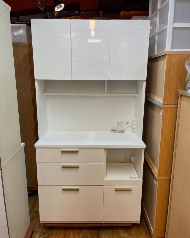 .
本日も通常通り営業中です！

【 中古 家具 】
ニトリ キッチンボード ソレル 100KB

2024年製の品、気になるような傷汚れなく大変綺麗です

サイズ:W1000×D430×H1910㎜

当店販売価格 :¥25,500円 (税込) .
ユーズドショップ クラウド 横浜都筑店(販売終了後も更新は致しませんのでご了承下さい)

◾️配達できます◾️
【1,100円地域】都筑区、青葉区、緑区、宮前区、他
【2,200円地域】神奈川区、鶴見区、高津区、中原区、他
【5,500円地域】磯子区、相模原市一部地域、大和市、世田谷区、調布市、他
※大型家具や家電品など1点でも複数点でも料金は変わりません
※他地域でもご相談ください

◼️家具 買取り致します◼️.
横浜市、川崎市、東京都内一部地域、その他近郊地域出張無料にてお伺い致します

#リサイクル#リサイクルショップ#リサイクルショップ横浜#リサイクルショップクラウド#都筑区#横浜#買取り#出張買取り#中古販売#リサイクルショップクラウド横浜都筑店#ニトリ#キッチンボード#食器棚#綺麗な中古家具#家具買取りサービス