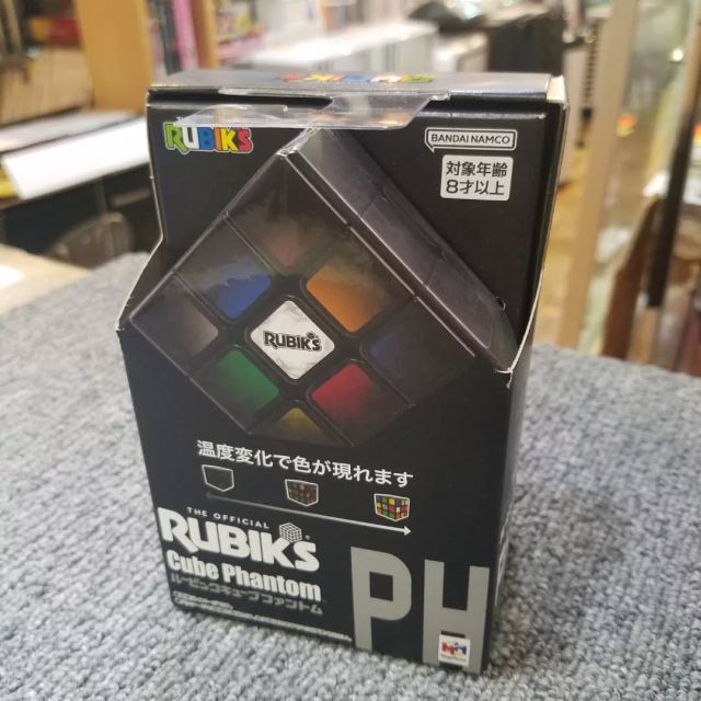 本日も通常通りに営業中です！

【 新品未開封  メガハウス  ルービックキューブファントム 】

温度変化で色が現れるルービックキューブ
チャレンジレベル4　対象年齢8才以上
オフィシャル商品です
(THE OFFICIAL RUBIK'S)

当店販売価格 : ¥2,990- (税込) 
ユーズドショップ クラウド 横浜都筑店(販売終了後も更新は致しませんのでご了承下さい)

◼️雑貨、家具、家電買取り致します◼️
横浜市、川崎市、東京都内一部地域、その他近郊地域出張無料にてお伺い致します。

#リサイクル#リサイクルショップ#リサイクルショップ横浜#リサイクルショップクラウド#都筑区#横浜市都筑区#買取り#出張買取り#中古販売#リサイクルショップクラウド横浜都筑店#中古雑貨#新品雑貨#バンダイナムコ#MEGAHOUSE#パズルゲーム#立体パズル#おもちゃ#オモチャ#玩具